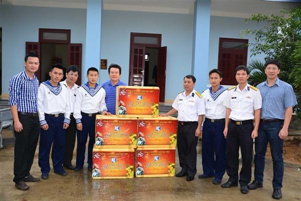 Tổng Công ty Khánh Việt tặng quà Tết cho bộ đội Trường Sa 