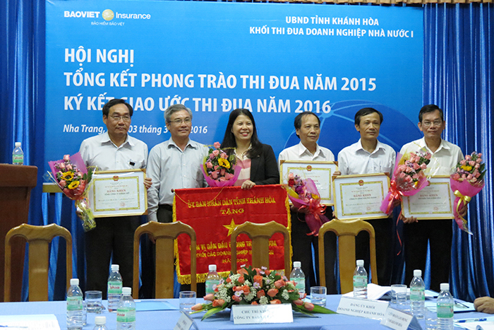 Tổng công ty Khánh Việt và Công đoàn Tổng công ty Khánh Việt được khen thưởng trong phong trào thi đua năm 2015