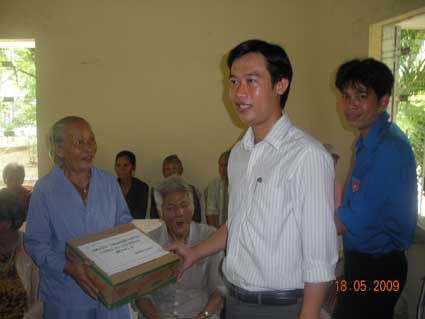 Đoàn thanh niên Công ty Cổ phần Đông Á thăm hỏi động viên và tặng quà cho Trung tâm Bảo trợ Xã hội tỉnh Khánh Hoà