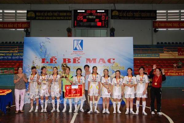 Bế mạc Giải bóng đá mini nam, nữ truyền thống 2012: Đội nam Xí nghiệp In Bao bì, đội nữ Nhà máy Thuốc lá Khatoco Khánh Hòa vô địch