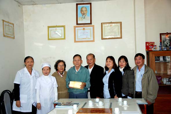 Tổng công ty Khánh Việt tặng tiền cho phòng khám từ thiện Yersin