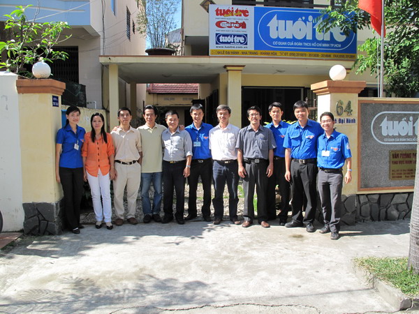 Nhà máy Thuốc lá Khánh Hòa trao tặng tiền cứu trợ bão lụt