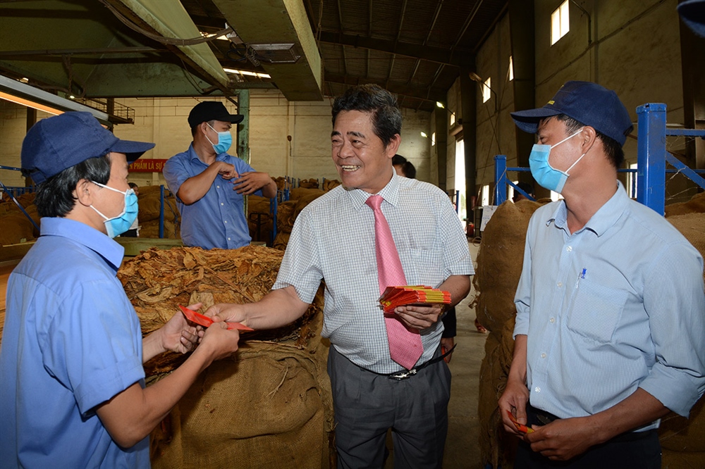 Bí thư tỉnh ủy Lê Thanh Quang đến dự lễ ra quân sản xuất đầu năm và phát động Tết trồng cây tại Công ty Thuốc lá Nguyên liệu Khatoco - Công ty CP Đông Á