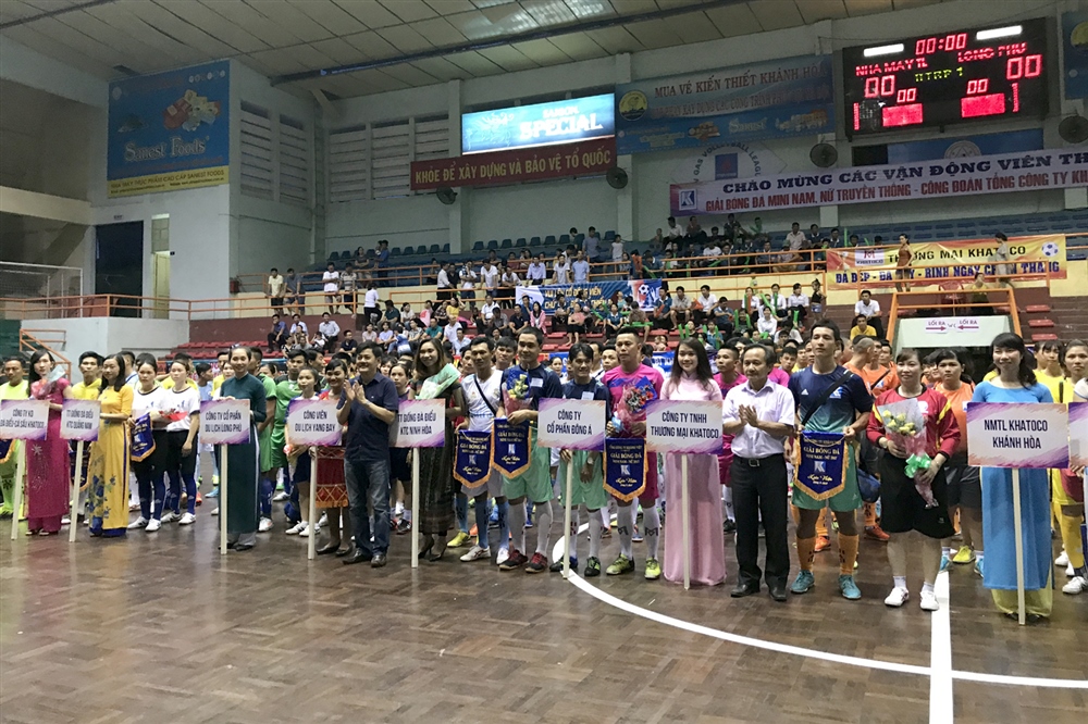 Khai mạc giải bóng đá mini nam nữ truyền thống Công đoàn Tổng công ty Khánh Việt 