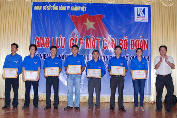 Đoàn thanh niên tổ chức gặp mặt cán bộ đoàn các thời kỳ và tuyên dương các tập thể, cá nhân xuất sắc nhân kỷ niệm 80 năm thành lập Đoàn TNCS Hồ Chí Minh.