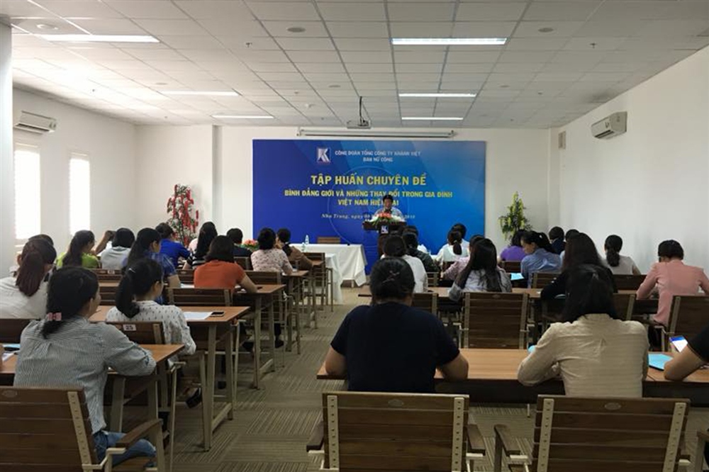 Công đoàn Khatoco tổ chức lớp tập huấn “Bình đẳng giới và những thay đổi trong gia đình hiện đại Việt Nam”
