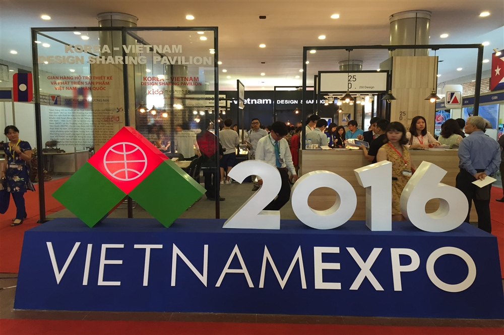 Phó Thủ tướng Vương Đình Huệ  đến thăm gian hàng Khatoco tại Việt Nam Expo 2016
