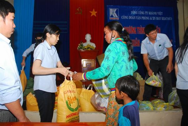 Tặng quà Tết cho 150 hộ gia đình nghèo xã miền núi Diên Tân, huyện Diên Khánh