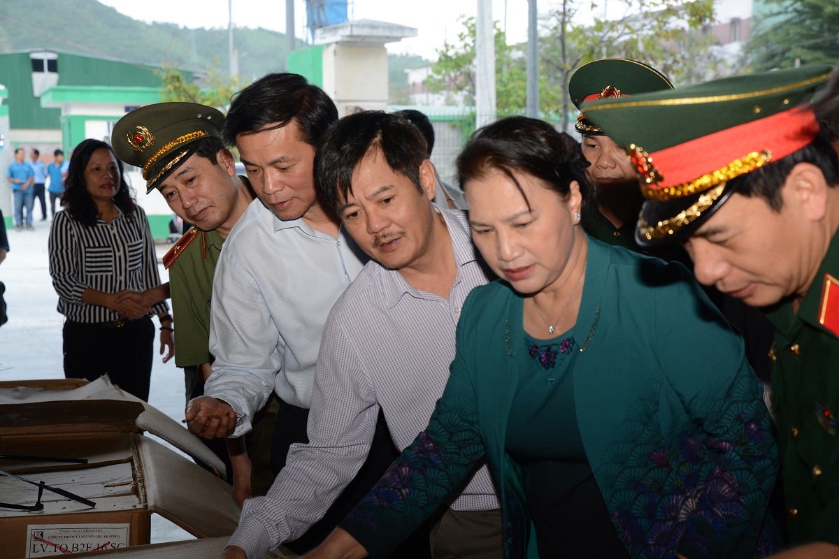 Chủ tịch Quốc hội Nguyễn Thị Kim Ngân đến thị sát tình hình sản xuất và công tác khắc phục hậu quả bão số 12 tại Công ty Thuốc lá nguyên liệu Khatoco