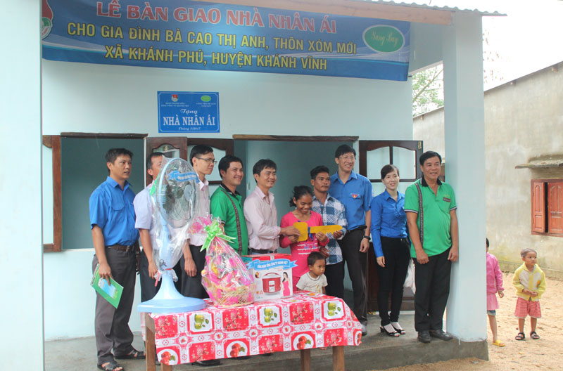 Trao tặng nhà Nhân ái cho hộ nghèo tại thôn Xóm mới, xã Khánh Phú, huyện Khánh Vĩnh