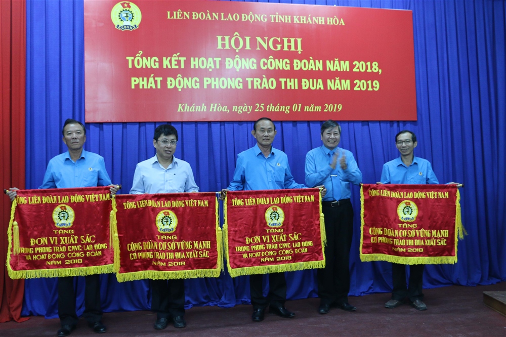 Tổng liên đoàn tặng cờ Đơn vị xuất sắc cho Công đoàn Tổng công ty Khánh Việt