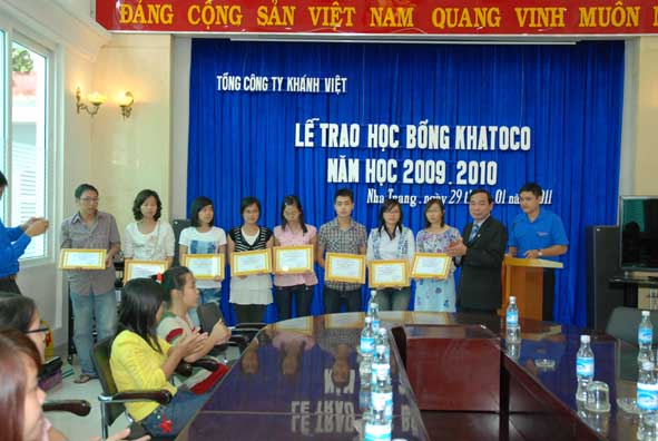 Tổng Công ty Khánh Việt tổ chức trao học bổng Khatoco năm học 2009 – 2010