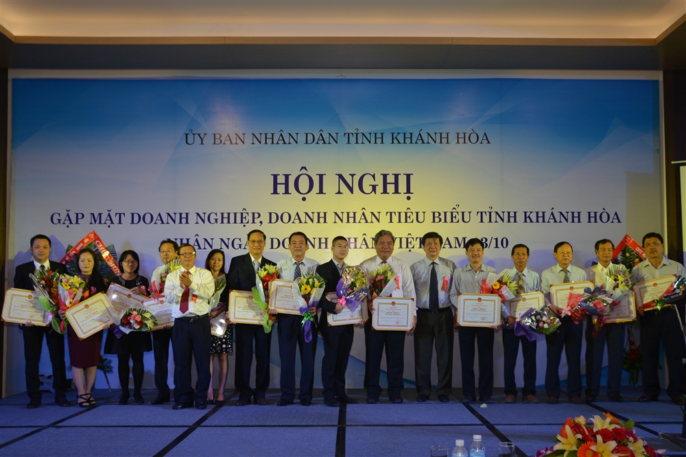 Tổng công ty Khánh Việt và ông Lê Tiến Anh được UBND tỉnh khen thưởng danh hiệu “Doanh nghiệp, Doanh nhân tiêu biểu tỉnh Khánh Hòa” năm 2016 