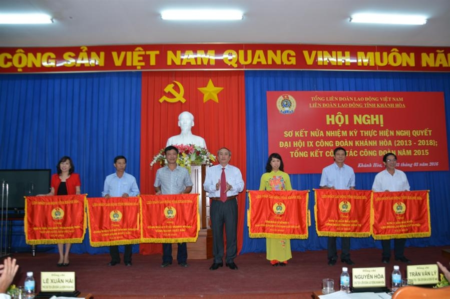 Công đoàn TCT Khánh Việt nhận cờ thi đua: Đơn vị dẫn đầu khối Công đoàn Ngành kinh tế năm 2015