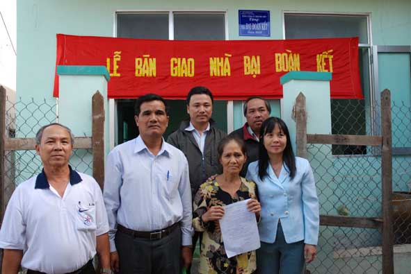 Tổng Công ty Khánh Việt trao nhà Đại đoàn kết cho hộ nghèo ở Phường Vĩnh Trường và tặng tiền cho phòng khám từ thiện Yersin