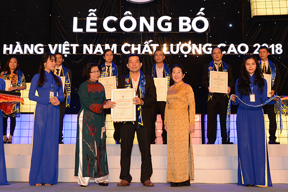 Năm thứ 12 liên tiếp - thương hiệu thời trang Khatoco vinh dự được nhận danh hiệu Hàng Việt Nam Chất lượng cao 