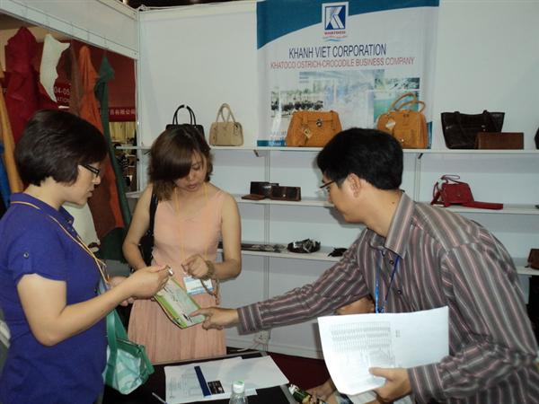 Công ty Kinh doanh Đà điểu - Cá sấu Khatoco tham gia hội chợ Triển lãm quốc tế sản phẩm - thành phẩm Da & Giày Quảng Châu - Trung Quốc