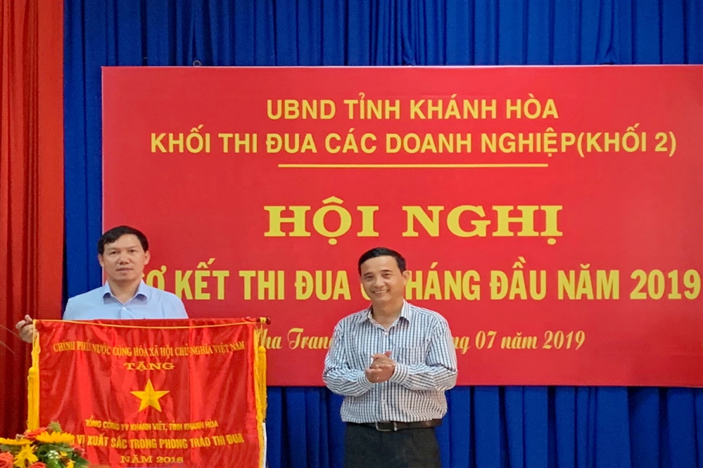 Tổng công ty Khánh Việt nhận cờ thi đua của Thủ tướng Chính phủ 