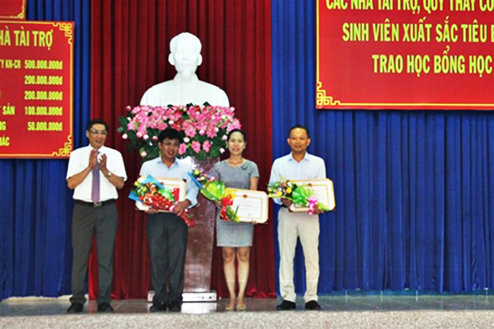 Tổng công ty Khánh Việt được Hội Khuyến học khuyến tài tỉnh Khánh Hòa vinh danh